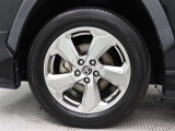 18インチアルミホイール(スーパークロームメタリック塗装)を装着しています。タイヤサイズ225/60R18