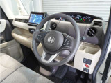 ◆視界広々で非常に運転しやすくロングドライブでも疲れを感じさせないすっきりとまとまったインパネ周りです。