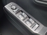 運転席からも操作可能な全席パワーウィンドウが装備されています。