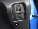 運転席からもスイッチを押すだけでトランクが開けられます。
