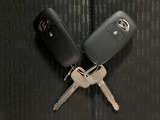電子カードキーを携帯していれば、ドアハンドルやバックドアのリクエストスイッチを押すだけでドアの施錠・解錠気軽に出来ます。遠くはなれた場所からの操作も可能です。盗難防止のイモビライザー機能装備です!!!
