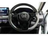 運転中もハンドルでの操作が可能です。特に高速道路等の目が離せない運転時には、便利さだけでなく、安全性も兼ね備えております。