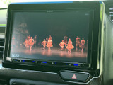 テレビ映像を表示できる画面を備え、停車中の待ち時間などに映像を楽しめます。目的地での休憩時にも活用でき、車内で過ごす時間を自分のスタイルに合わせてお使いいただけます。