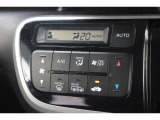 フルオートエアコン。車内の温度設定だけでなくスギ花粉やホコリなどのほか、アレルギー性疾患を引き起こすアレルゲンをほぼシャットアウトするアレルフリー高性能脱臭フィルターを装備しています。