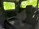 視界の確保に配慮した広々とした窓が、安全運転をサポートします。ドライバーの利便性を考慮した設計となっています。