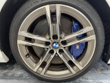 BMWならではの卓越した走りを支えるホイールと足回りです!日本車の走りに慣れている方にもぜひ体感して頂きたいほど、高いレベルでまとまっています!