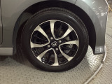 アルミホイールです。足元が引き立つので、車全体のイメージがアップしますよ!