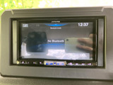 高精細なディスプレイで、ドライブ中のエンターテインメントをより一層楽しめます。Bluetooth接続でスマホの音楽も簡単再生可能です。