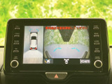 車両周辺を映す映像に加え、車を上から見た表示も確認できる画面です。駐車時に周囲の状況を把握する際に役立ち、画面上の案内表示で位置関係をつかみやすくなっています。
