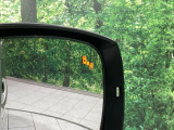 【リヤビークルディティクション】走行中、ドアミラーの死角になりやすい箇所に後続車が接近するとサイドミラー付近に警告を表示、ドライバーに注意喚起と、万一の際はハンドル操作をアシストをします。