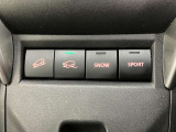 【4WDシステム】路面状況に応じて4つのモードに切り替えができます。