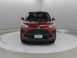 薄型LEDヘッドランプや右左折時に車両内側から外側へ流れるように点灯するLEDシーケンシャルターンランプの採用により、先進性を演出しています。
