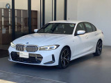 低く構えたボディとM Sport専用エアロが印象的なフロント3/4ビュー。ホワイトのボディがシャープな造形を美しく際立たせています。