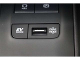 燃費をより向上させるエコドライブモードとパワフルな走行を愉しめるパワーモードを選べるスイッチが付いております!