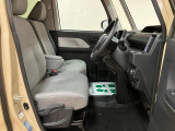 広々として運転のしやすい運転席☆ 足元も広々としていますよ♪