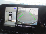 自車を真上から見下ろすように映し出すので周囲の状況が分かるアラウンドビューモニター搭載。フロントカメラとしても使用できます。車庫入れなど苦手な人の頼りになる助っ人です。