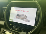 大きく表示される画面で、停車中にテレビ映像をゆっくり視聴できます。操作部も画面の下にまとまっており、見たい番組を選ぶ際にも扱いやすい配置です。