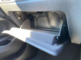 こちらに車検証等の書類を収納することができます。