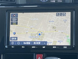 現在地を中心に周辺道路や地名を確認できる地図表示で、画面下には目的地や地点登録などのメニューが並びます。行き先を設定する際も、必要な項目を見分けやすい構成です。