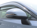 【LEDドアミラーウインカー】ドアミラーにウィンカーが付いているので、周りの車がウインカーやハザードに気付きやすくなります。右左折時や車線変更時の事故を防ぎ、安全に走行できます。