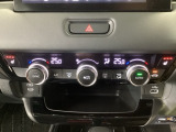 【左右独立オートエアコン】左右席で独立温度コントロールが可能です。運転席はキンキンに冷やして助手席はマイルドにと言った設定が可能です☆暑さ寒さでケンカすることもなくなりますね♪