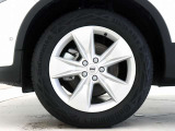 5スポーク7.5J&times;18インチシルバーアルミホイール。衝突回避・被害軽減ブレーキシステムをはじめとする先進安全・運転支援機能を標準装備。