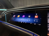 デジタルインテリアパッケージ装着車。助手席専用ディスプレイを搭載し、動画視聴やナビ操作など快適なエンターテインメント空間をお楽しみいただけます。