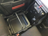 助手席下も大きなトレイでたっぷり収納
