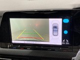 ギアをリバースに入れると車両後方の映像を映し出します。画面にはガイドラインが表示され、車庫入れや縦列駐車などの際に安全確認をサポートします。