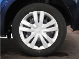 ◆純正ホイール装着車◆シンプルなデザインのホイールキャップ付きです。