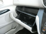 助手席前には車検証の収納に便利なグローブBOXが備わっています。