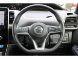 各種のコントロールスイッチが内蔵され、運転に集中できるステアリング。革巻き素材と造形が手にしっくり馴染みます。