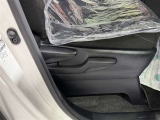 運転席にはシートアジャスター付きです。