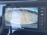 後方の映像に目安となるラインが表示され、駐車時に周囲との距離を確認する際に便利です。画面上で後ろの様子を把握でき、車庫入れや切り返しを落ち着いて行えます。