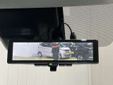 【スマートルームミラー】ルームミラー上に車体後方カメラの映像を映し出すことで車内定員、荷物状況に影響をうけません★たくさん乗せても、たくさん載せても、後方視界すっきりのインテリジェントルームミラー★