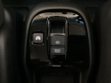 電子制御パーキングブレーキがあります。スイッチひとつで、停車した地点の傾斜などをシステムが検知・判断してブレーキ力を自動的に制御し、しっかり停車できるパーキングシステムです。