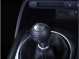 【シフトレバー】シフトもとても操作しやすいデザインになっております。運転する人の事を第一に考えた操作性の高い仕様です。
