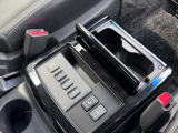 蓋付きで見た目もスマートなセンターコンソール。開閉式のドリンクホルダーと小物を整理できるトレイを備え、機能性に優れています。