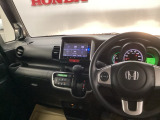 インパネシフトで操作がしやすく、前席足元も広々。乗り降りがスムーズで使い勝手の良い仕様です。