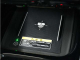センターコンソールトレーはワイヤレス充電器(Qi(チー)規格)となっており、対応機種を置いておくだけで充電可能です。