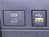 USB端子と充電用USB端子を装備しております。