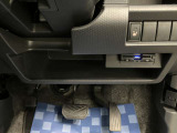 【運転席アンダートレー】タオル等置くのに便利