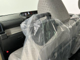 専用のエンジンクリーナーで全体に噴霧し汚れを浮かします。ボンネット裏などの汚れを中心にブラシがけを行い、洗浄しエアブローで仕上げております。