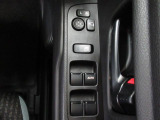 パワーウィンドウのスイッチですよ。 運転席に居ながら窓を開け閉めのコントロールできますよ。