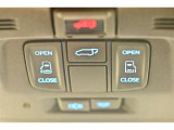 スマートキーや運転席のボタンを押すだけでリアゲートが自動で開閉します!荷物を持っている時や、高い位置にあるバックドアを閉める際に便利な機能です