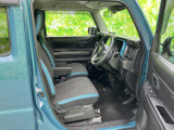 前席は窓から光が入り、運転席まわりまで見渡しやすい空間です。座面と背もたれには落ち着いた色合いのシートを採用し、乗り降りの際にもゆとりを感じられます。
