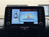 真上から見下ろしたような視点で車とその周囲を確認出来る画面と、車両後方を映し出すバックモニター画面の2つを表示してくれます。