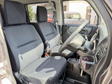 運転席シート廻りは使用感も少なく、良好な状態となっています。前オーナー様が丁寧に使っていたことがよくわかりますね。