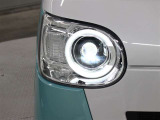 LEDヘッドライトには、ハイビームで走行中に先行車や対向車を検知した時、部分的に遮光し、先行車や対向車に配慮しながら高い視認性を確保できるADB(アダプティブドライビングビーム)が採用されています。