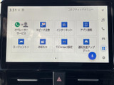 画面にメニュー項目が並び、目的の機能を見つけやすい表示です。通信サービスやアプリ連携など選択肢がまとまり、日々の移動で必要な機能を確認しながら活用いただけます。